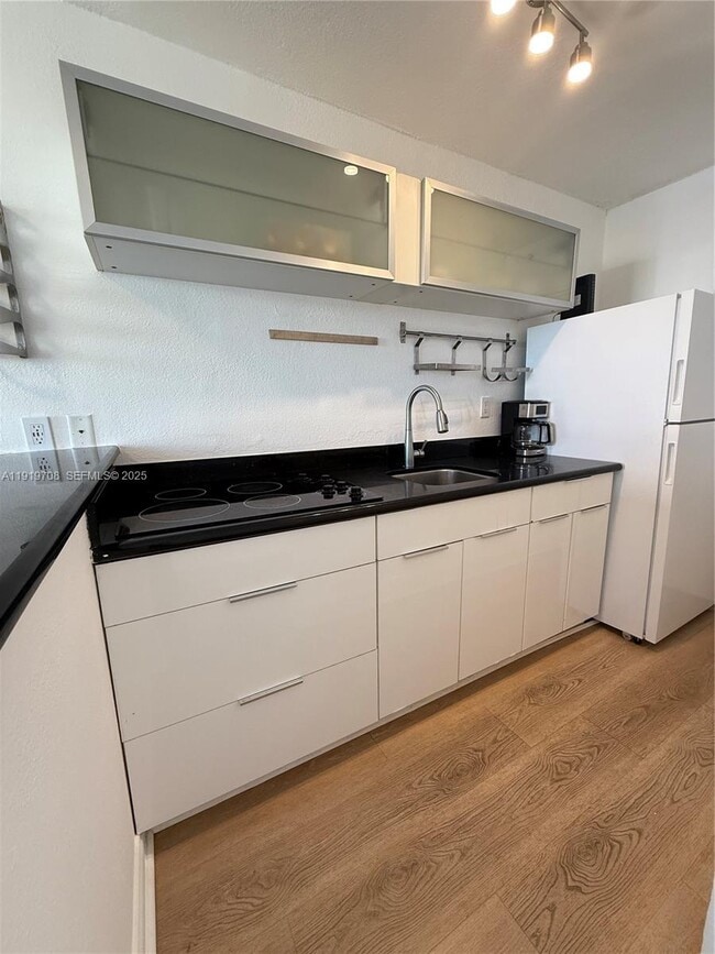 Building Photo - 1255 Collins Ave