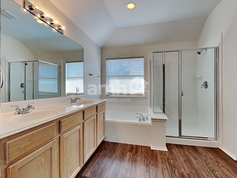 Building Photo - 2820 Hereford Rd