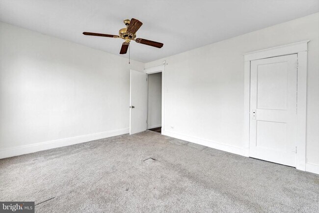 Building Photo - 523 W Oak St