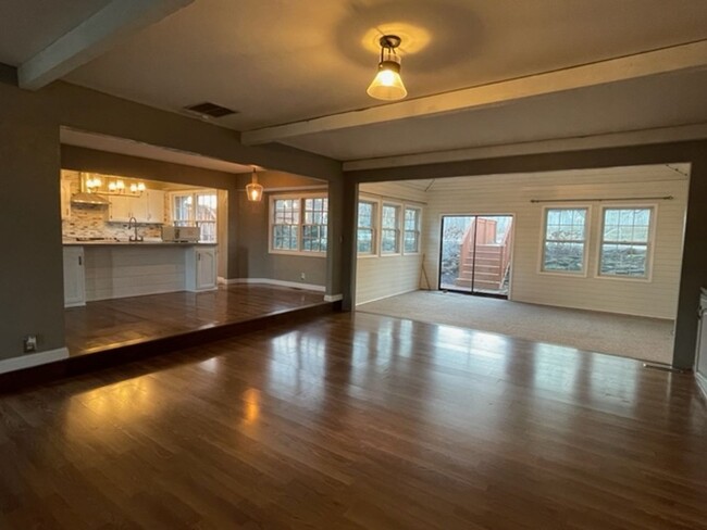 Building Photo - SHORT TERM LEASE AVAILABLE:  MONTH TO MONT...