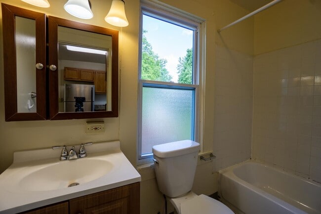 Building Photo - AVAILABLE 8/1/26 - Bright, Beautiful Flat ...