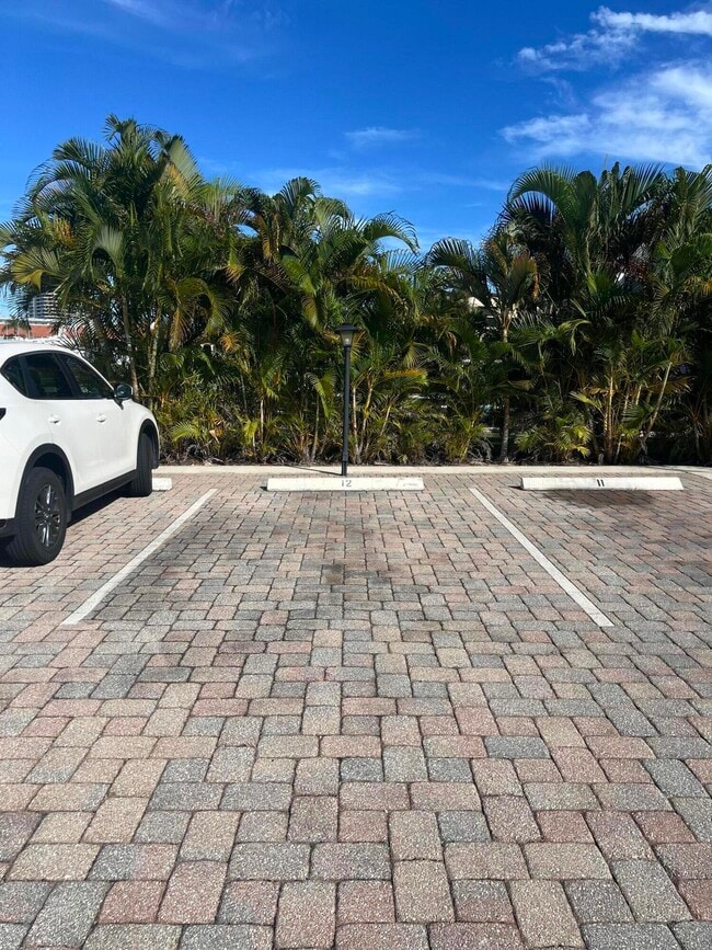 Building Photo - 136 Yacht Club Dr