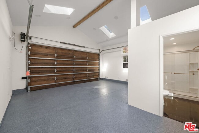 Building Photo - 841 Oxford Ave