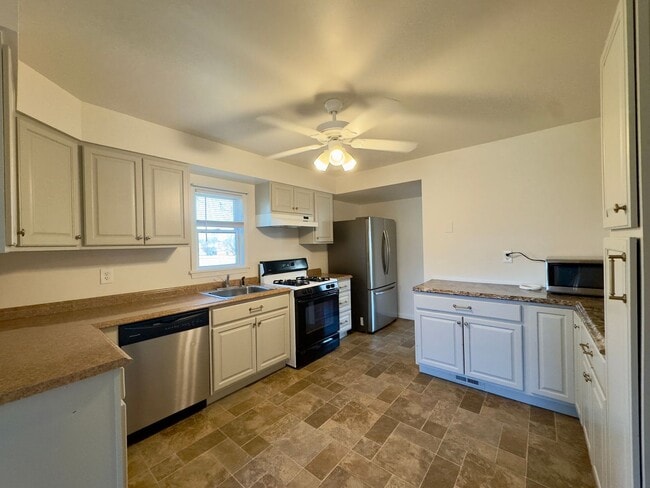 Building Photo - Charming 5 Bedroom/2 Bathroom Home with Large Backyard in Essex, MD!