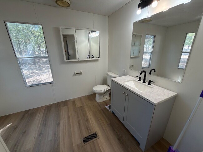 Building Photo - 3 bed 2 bath. New vinyl floors throughout.
