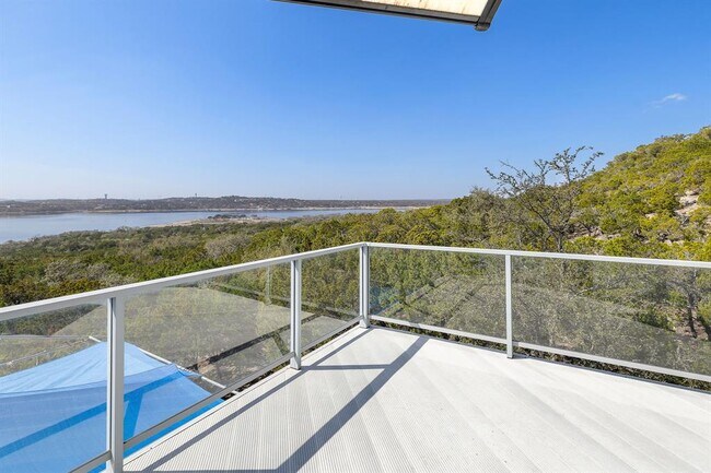 Building Photo - 14020 Lakeview Dr