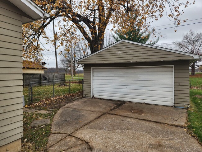 Building Photo - 3 Bedroom 1 Bath House in Rock Island