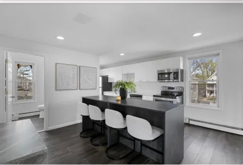 Building Photo - 55 Howe St