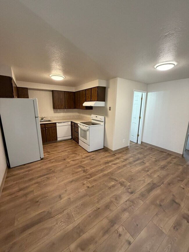Building Photo - Charming 2 Bedroom Duplex With Fenced Yard In Quiet Neighborhood!