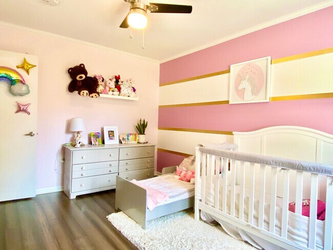Building Photo - Amazing 4 Bedroom 2 Bathroom! Large Lot!  ...