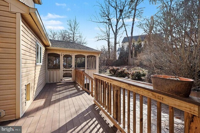 Building Photo - 5819 Stone Ridge Dr