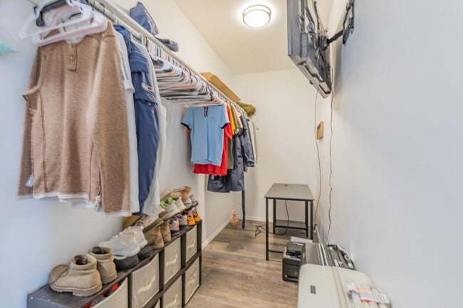 Building Photo - Conveniently located 3 Bedroom, 2 bath wit...
