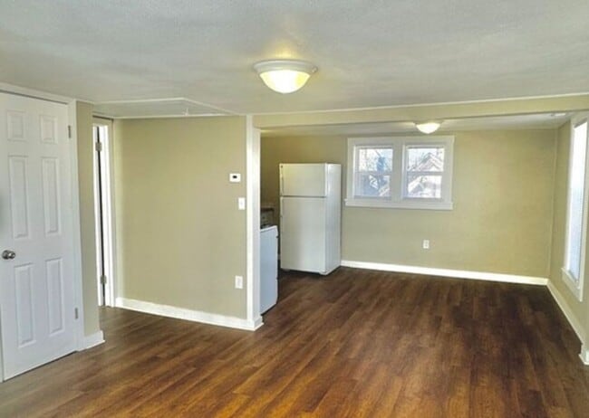 Building Photo - Spacious 1 Bedroom Apartment Ready to be y...