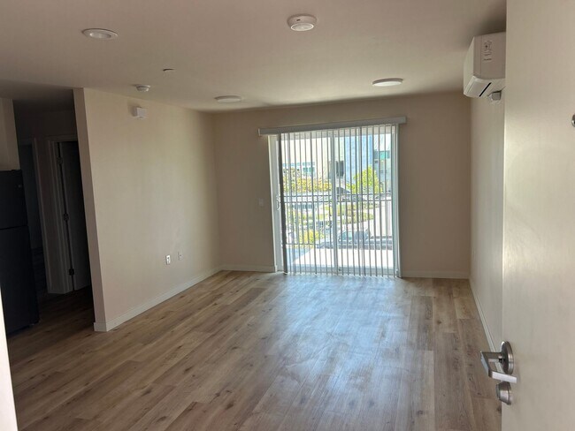 Interior Photo - WJJ