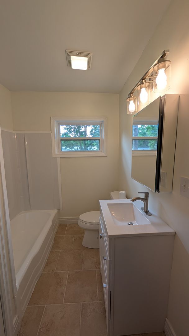 Building Photo - Newly Renovated -- Walking Distance to the...