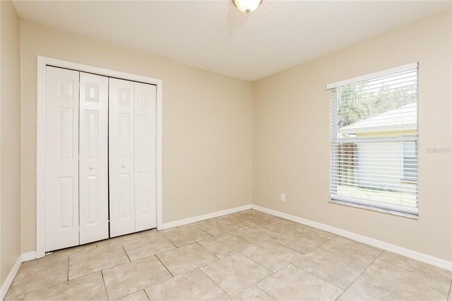 Building Photo - 917 Vassar Dr