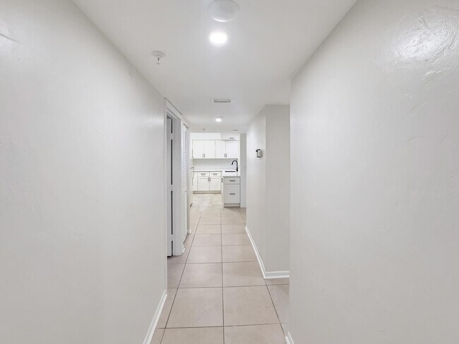 Building Photo - 2112 S Cypress Bend Dr