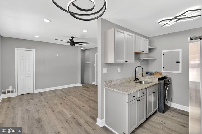 Building Photo - 146 Joliet St