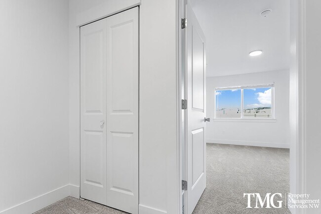 Building Photo - 977 Creer Way