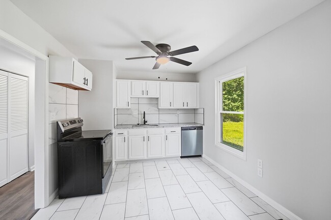 Building Photo - Newly Renovated Three Bed available to rent with move-in special!