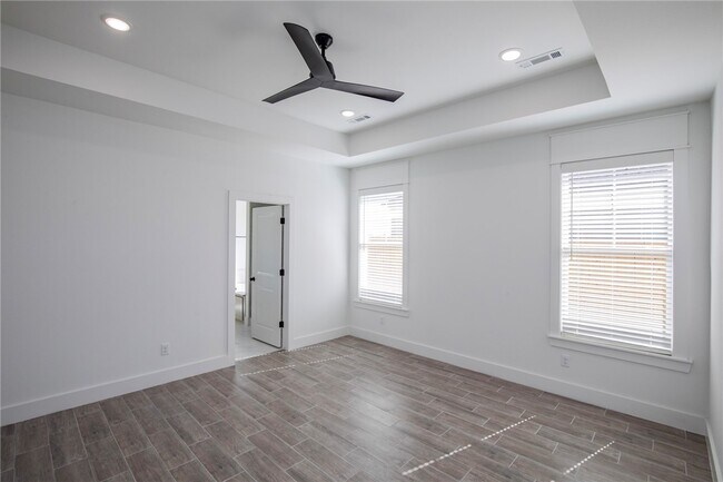 Building Photo - 4867 Farmhouse St