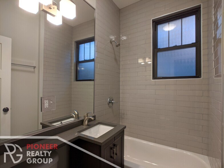 Building Photo - 910 W George St