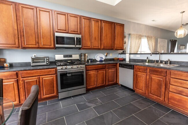 Building Photo - 3 Bedroom 2.5 Bath Townhouse in Grand Oaks...