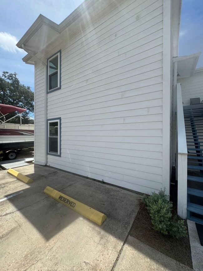 Building Photo - 6545 N Lagoon Dr