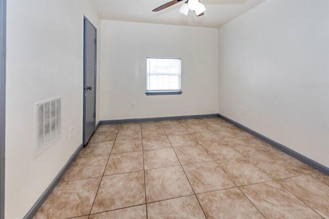 Building Photo - 1802 N Wayside Dr
