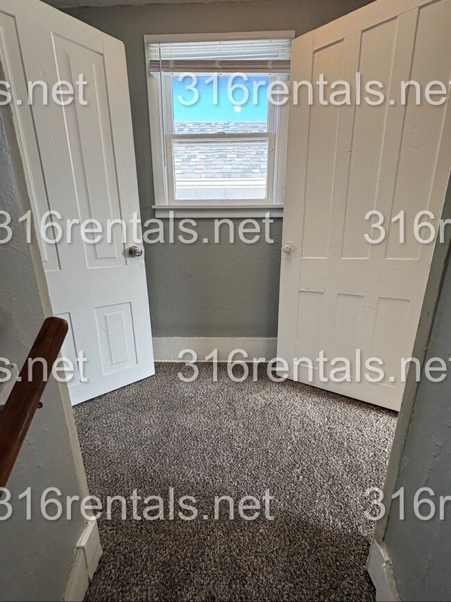 Building Photo - $1050 - 3 bed 1 bath - Single Family Home