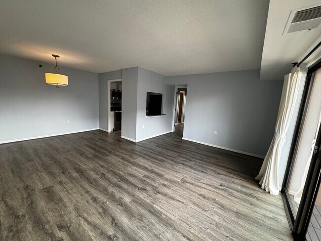 Building Photo - Urban Living at Its Finest: Spacious 2BR, 2BA Condo in Courthouse
