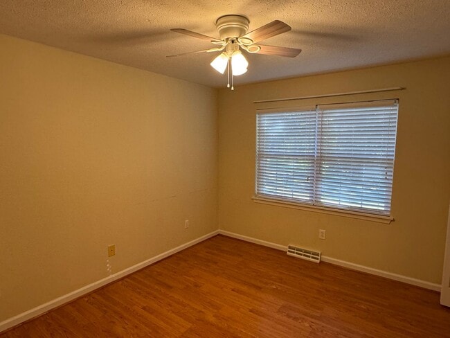 Building Photo - Charming 5 Bedroom Home off Lakeside Drive