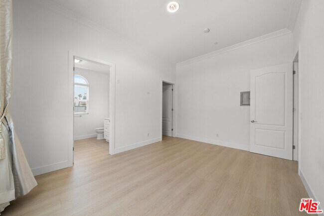 Building Photo - 309 S Mariposa Ave