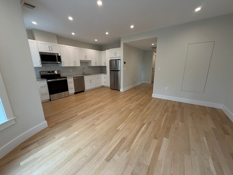 Building Photo - 33 Longwood Ave