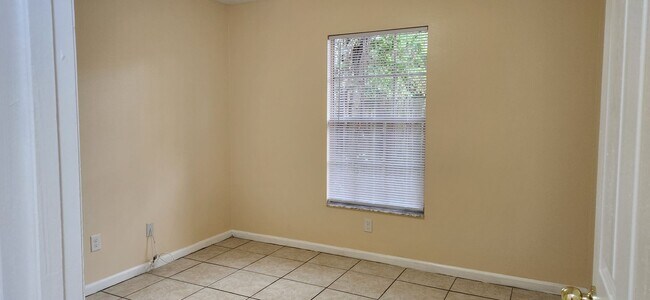 Building Photo - 4 bedroom 2 bath