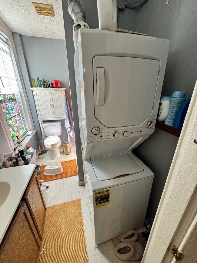 Building Photo - Spacious 3 bed 1 bath Near VCU, own laundry, deck, parking, porch