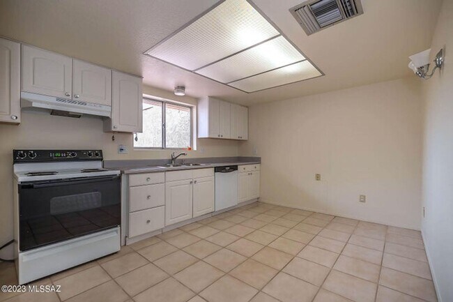 Building Photo - Affordable 2 Bedroom 2 Bath Townhome Near ...