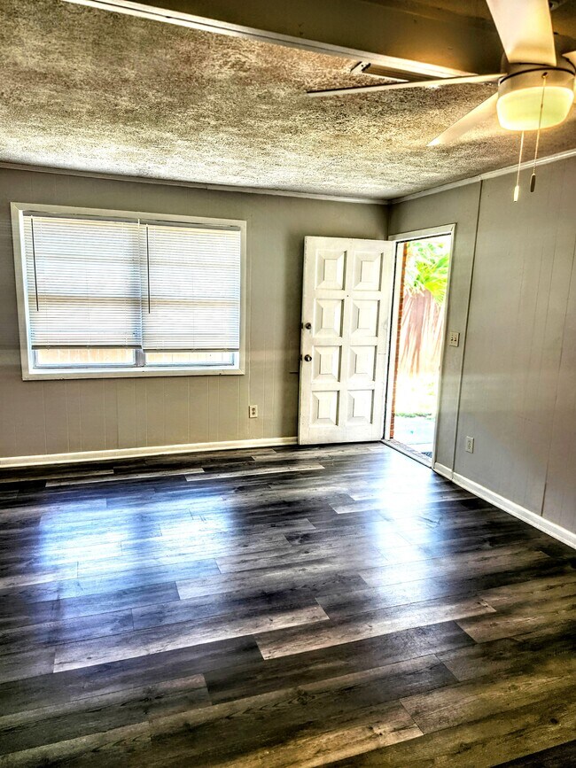 Living room and front door - 5409 Hilltop Ave