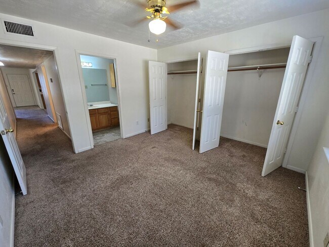Building Photo - College Station - 3 bedroom / 2 bath 4 plex- downstair units.