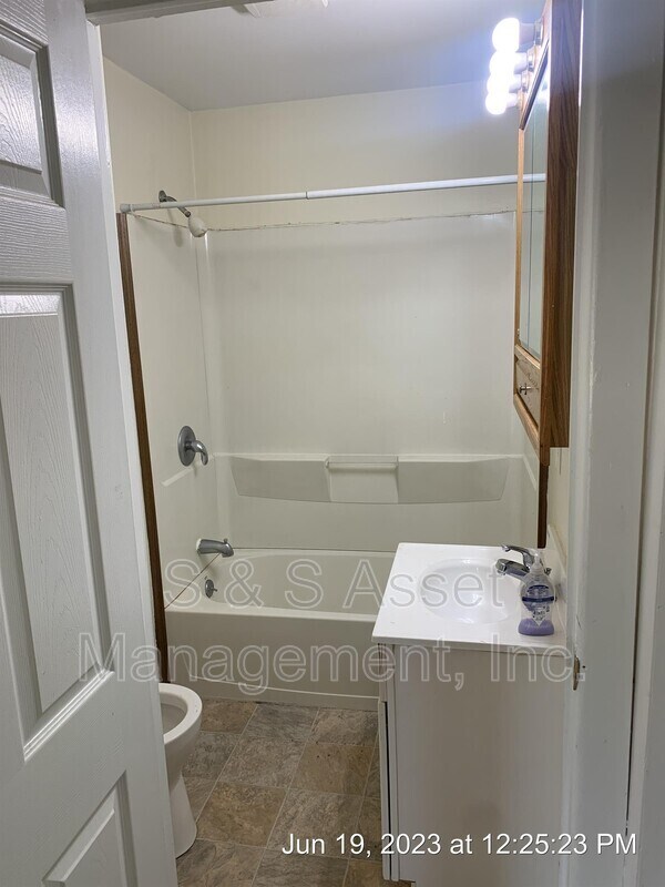 Building Photo - 3412 N Larch St