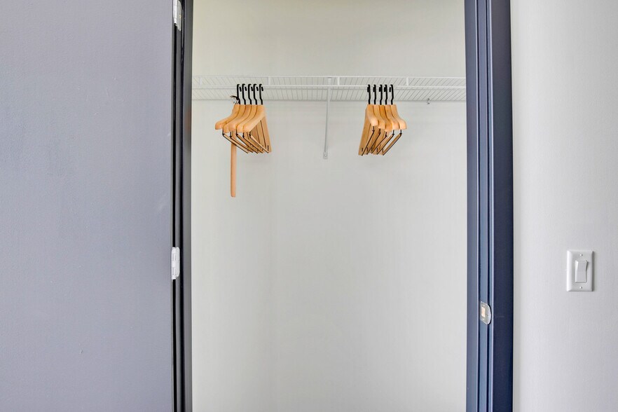 Building Photo - 1647 N Milwaukee Ave