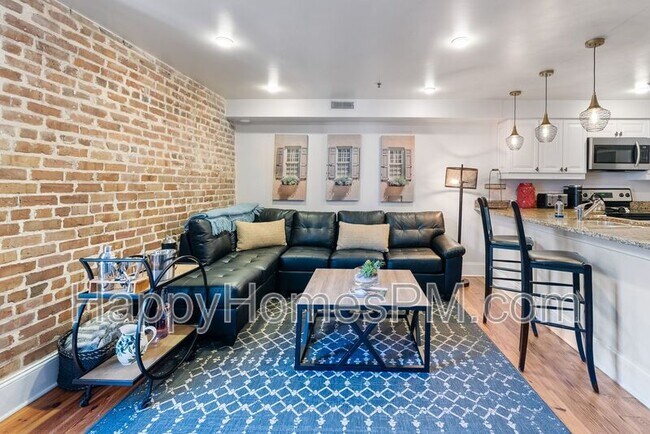 Building Photo - 377 King St