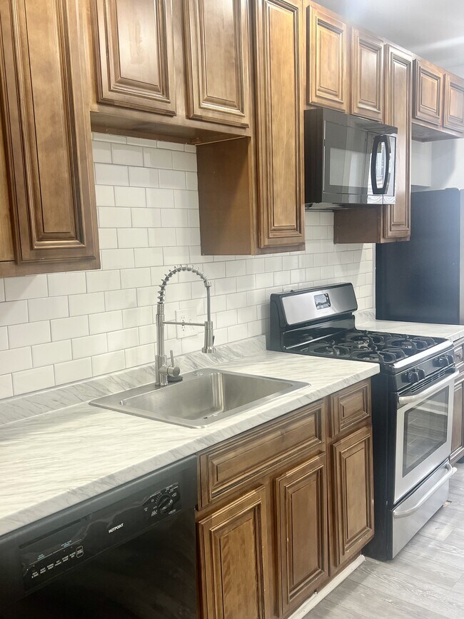 Building Photo - 808 N Streeper St