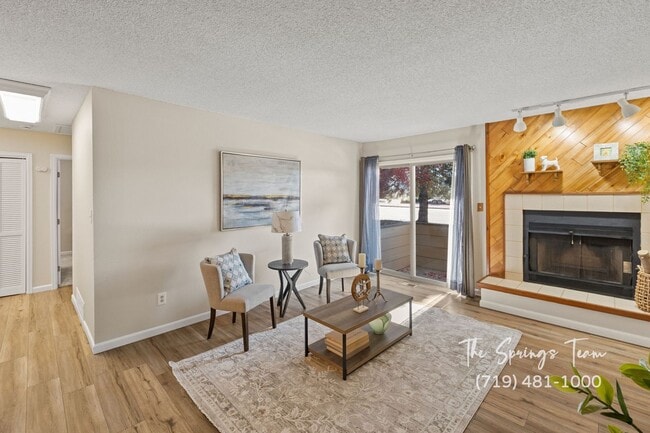 Building Photo - REMODELED SINGLE-LEVEL 2BD TOWNHOME w/ A/C - Security Deposit Waiver Available