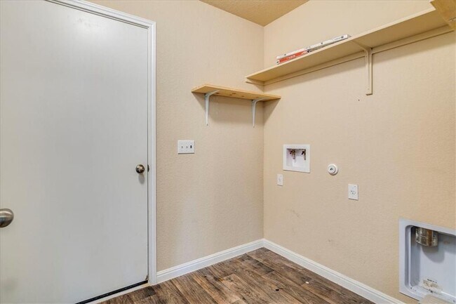 Building Photo - 617 Callahan Ln