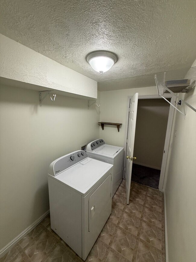 Building Photo - 5 Bedroom Home in Herriman; 2700 sq ft; Open Floor Plan