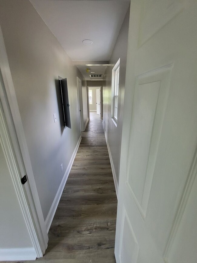 Building Photo - Remodeled 3BR home minutes from Uptown Charlotte