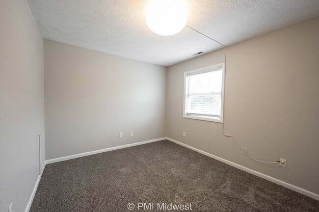Building Photo - "Charming 2-Bed Haven with 1.5 Baths in Indianapolis – Cozy Living Awaits!"
