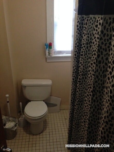 Building Photo - 103 Calumet St