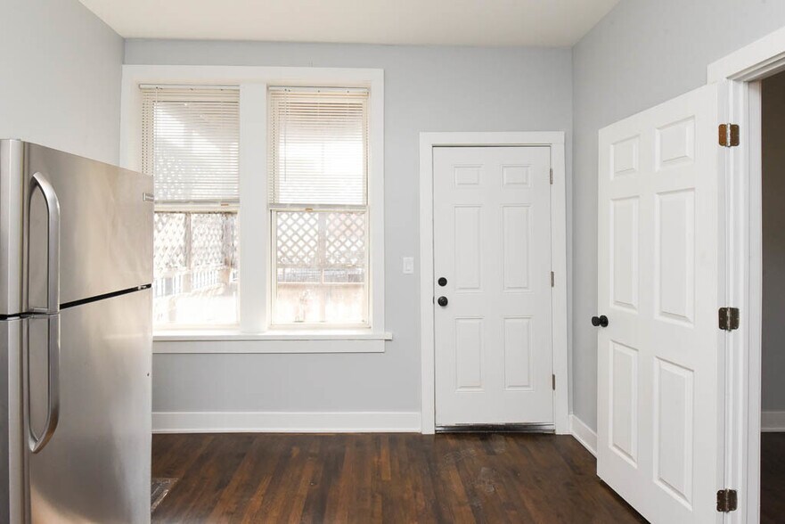 Building Photo - 1922 N Wilmot Ave